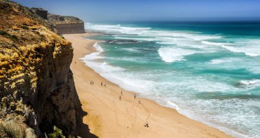 On iki havariyakın Avustralya Pasifik kıyısında sisli bir gün.