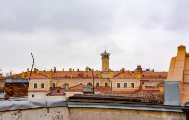 Yan sokakta Pirogova Saint-Petersburg çatılarının bir görünümü.