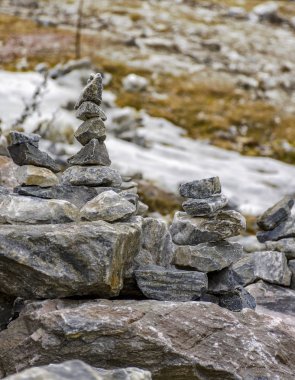 Park Ruskeala dağındaki mermer parçalarından turistler tarafından inşa edilen taş piramitler. 