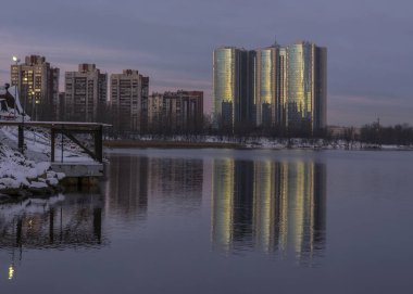 Balıkçılık alanında St Petersburg Şafak. Aralık sabahı. 