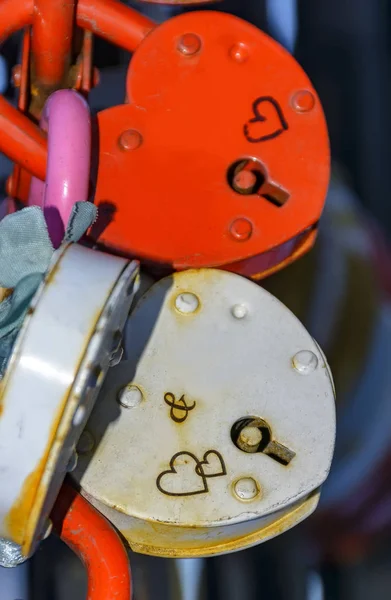 Lovers Låser Stången Bron Och Nyckeln Kastas Floden — Stockfoto