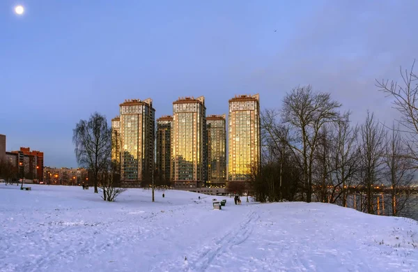 Balıkçılık alanında St Petersburg Şafak. Aralık sabahı. 