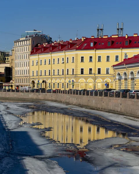 Роздуми Будинків Річці Мойка Сонячний День Квітня Санкт Петербурзі — стокове фото