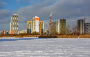 Gölet kıyısında yeni bir yerleşim bölgesi 