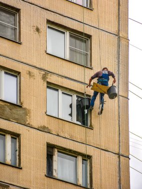 Plakalar arasında dikişler mühürleme. Evin steeplejack onarım bloğu çalışması