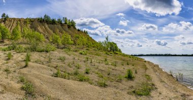 Kireçtaşı çıkarma için ocaklar. Ezilmiş kireçtaşı küçük yığınları oluşan ve yağmurlar tarafından yıkanmış bir höyük.  