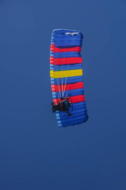 Motor ile bir yamaç paraşütü yaz gezisi.