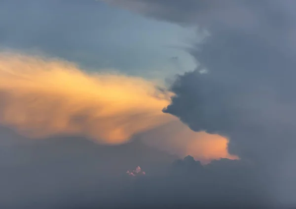 Céu Nublado Uma Noite Verão Antes Uma Tempestade — Fotografia de Stock