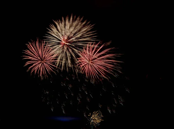 サンクトペテルブルクのネバ川のほとりに新年の花火 — ストック写真