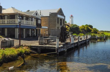 Warrnambool'daki deniz feneri. Avustralya Pasifik kıyıları.