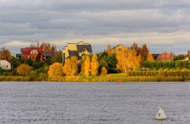 Güneşli bir sonbahar günü. Nehir kıyısında Neva.