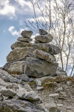 Park Ruskeala dağındaki mermer parçalarından turistler tarafından inşa edilen taş piramitler. 