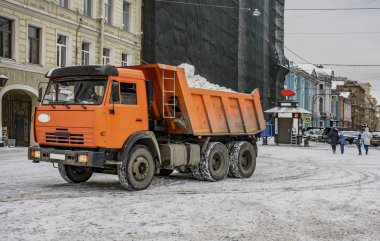 Saint-Petersburg şehir meydanında kar kaldırma.