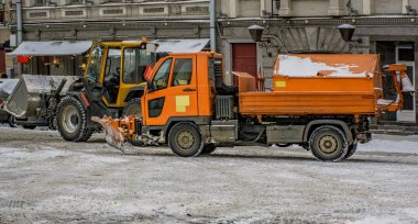 Saint-Petersburg şehir meydanında kar kaldırma.
