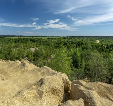 Kireçtaşı çıkarma için ocaklar. Kireçtaşından küçük ezilmiş taş yığınlarının oluşturduğu set. 