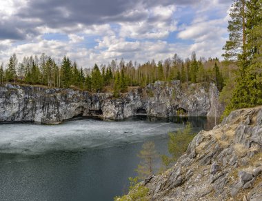 Karelia'ya hafta sonu gezisi. Ruskeala dağ Parkı. 