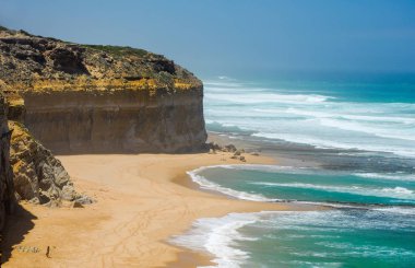On iki havariyakın Avustralya Pasifik kıyısında sisli bir gün.