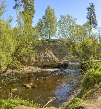 Ulyanovsk köyünde Sablinka nehri üzerinde Şelale, Leningrad bölgesi. 