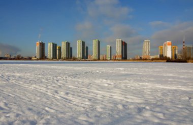 Gölet kıyısında yeni bir yerleşim bölgesi 