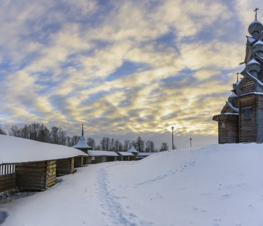 Orman Parkı 'nda kış günü. Tahta Pokrovsky Katedrali, ahşap mimarinin bir anıtı..