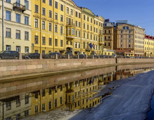 Reflexões Casas Rio Moika Dia Abril Ensolarado São Petersburgo — Fotografia de Stock