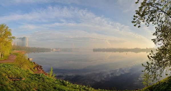 Mañana Brumosa Primavera Orillas Del Río Neva Distrito Rybatskoye San — Foto de Stock