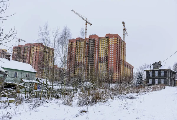 Abandoned Wooden Houses New High Rise Buildings — Stock Photo, Image
