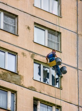 Plakalar arasında dikişler mühürleme. Evin steeplejack onarım bloğu çalışması