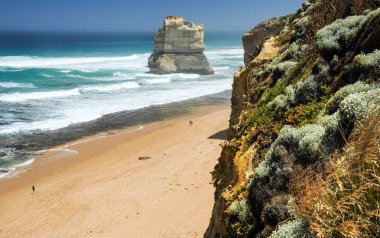 On iki havariyakın Avustralya Pasifik kıyısında sisli bir gün.