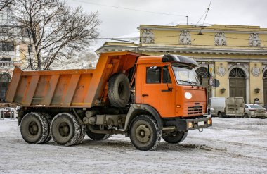 Saint-Petersburg şehir meydanında kar kaldırma.