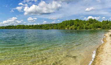 Berrak su ile kıyıdan güzel manzara