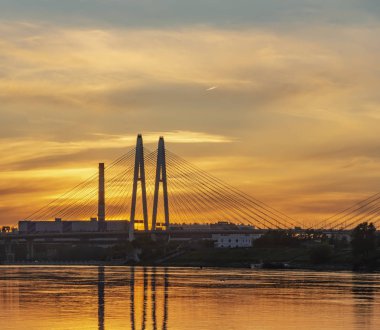 Büyük Obukhov köprüsünden uzakta, St. Petersburg'da Neva nehri üzerinde parlak gün batımı.