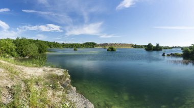 Taş çıkarma için terk edilmiş bir taş ocağında güneşli yaz günü.
