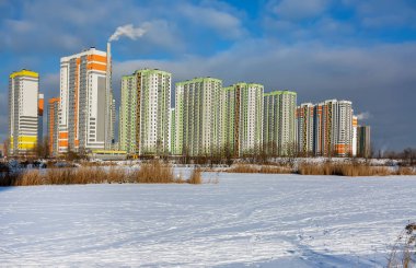 Gölet kıyısında yeni bir yerleşim bölgesi 