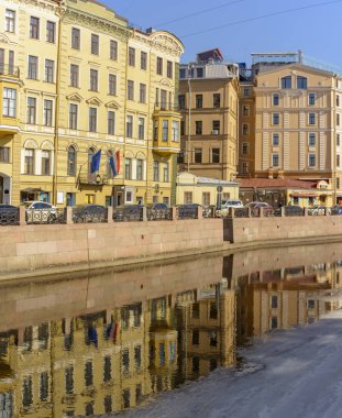 St Petersburg nehri Moika Sunny Nisan günü evlerin Yansımaları.