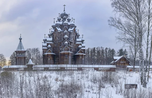 Giornata Invernale Nel Parco Forestale Cattedrale Pokrovsky Legno Monumento Architettura — Foto Stock