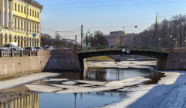 Роздуми Будинків Річці Мойка Сонячний День Квітня Санкт Петербурзі — стокове фото