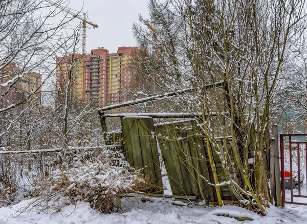 Abandoned Wooden Houses New High Rise Buildings — Stock Photo, Image