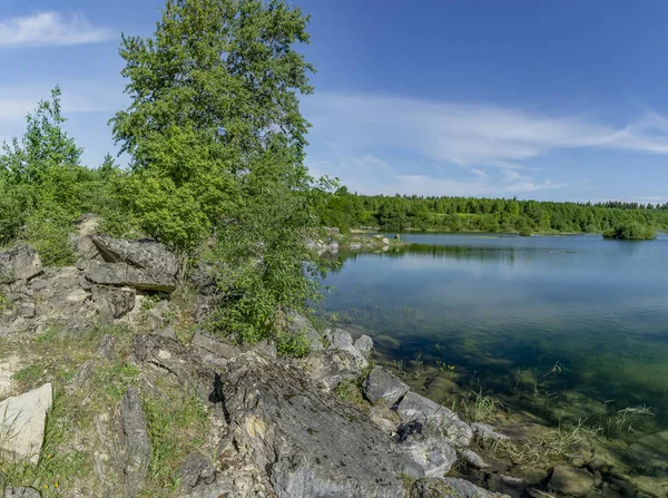 Солнечный Летний День Заброшенном Карьере Добычи Камня — стоковое фото