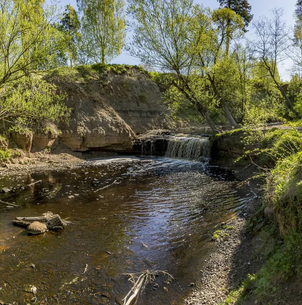 列宁格勒州乌里扬诺夫斯克村萨布林卡河上的瀑布 — 图库照片