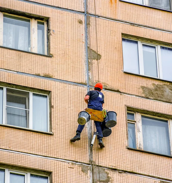 Uszczelnienie Szwów Między Płytkami Praca Scaffolder Naprawa Bloku Domu — Zdjęcie stockowe