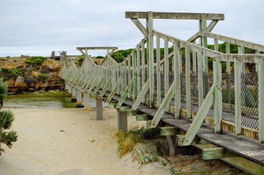 Akşam Pasifik Okyanusu'nun kıyısı.