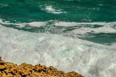 Pasifik kıyısındadalgalar. Avustralya'ya yolculuk.