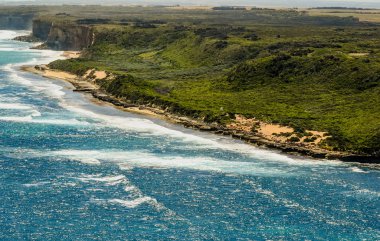Bir helikopterden Pasifik okyanusunun Avustralya kıyıları.