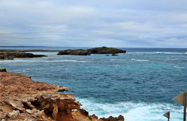 Akşam Pasifik Okyanusu'nun kıyısı.