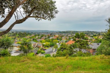 Park Wilson 'da yağmurlu bir gün. Park, Victoria, Avustralya 'daki Berwick' teki Princes Highway 'de yer almaktadır..