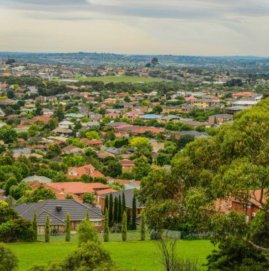 Park Wilson 'da yağmurlu bir gün. Park, Victoria, Avustralya 'daki Berwick' teki Princes Highway 'de yer almaktadır..