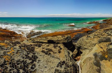 Pasifik Okyanusu'nun Güneşli kıyıları.