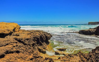 Pasifik kıyısındadalgalar. Avustralya'ya yolculuk.