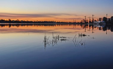 Nehirde gün doğumu.